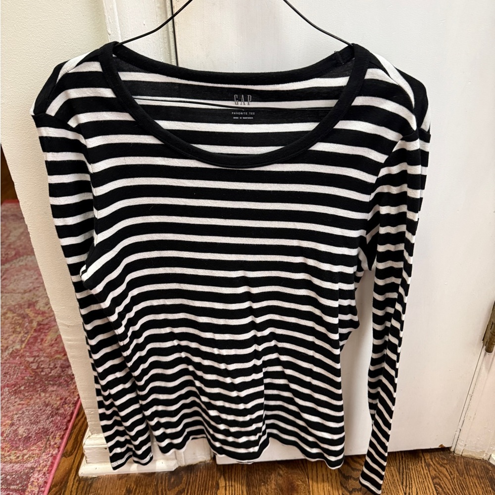 GAP Black and white shirt
